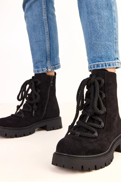 Stivaletti neri con lacci decorativi... Stivaletti neri con lacci decorativi...