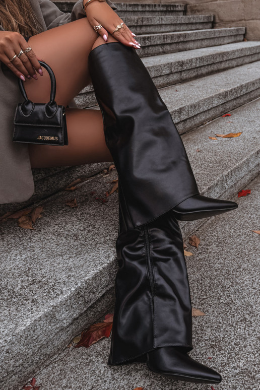 Stivali lunghi imbottiti con tacco sottile e gambale sagomato neri Tamonia