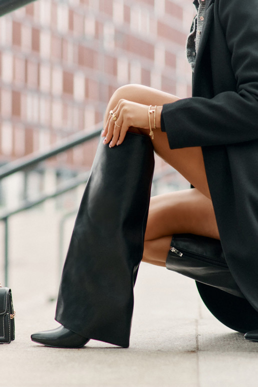 Stivali lunghi imbottiti con tacco sottile e gambale sagomato neri Tamonia