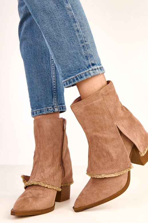 Stivaletti color sabbia con tacco e... Stivaletti color sabbia con tacco e...