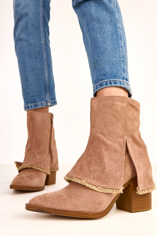 Stivaletti color sabbia con tacco e... Stivaletti color sabbia con tacco e...