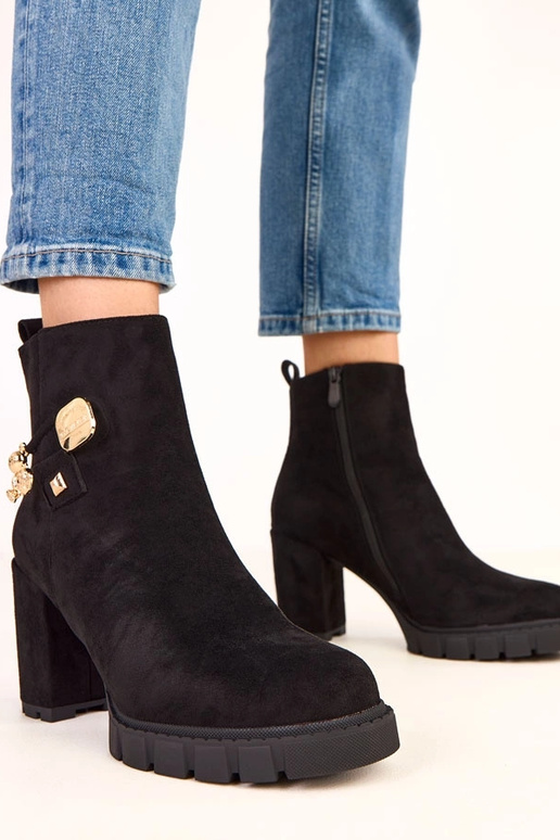 Stivaletti neri con decorazione di... Stivaletti neri con decorazione di...