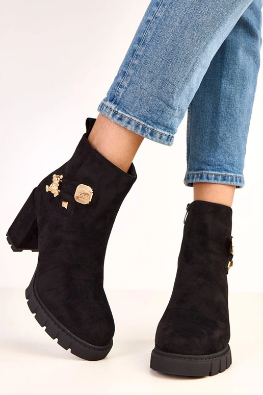 Stivaletti neri con decorazione di... Stivaletti neri con decorazione di...