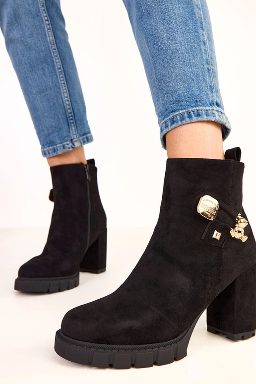 Stivaletti neri con decorazione di... Stivaletti neri con decorazione di...