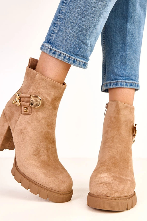 Stivaletti marroni con decorazione di... Stivaletti marroni con decorazione di...