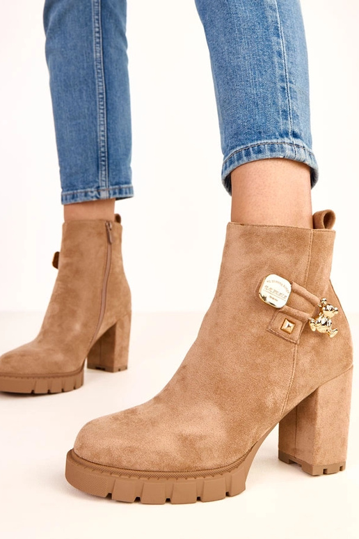 Stivaletti marroni con decorazione di... Stivaletti marroni con decorazione di...