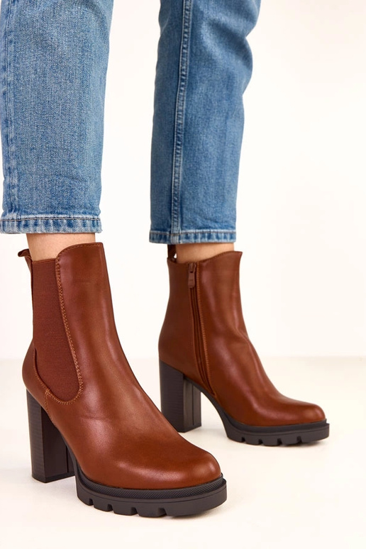 Stivaletti marroni con tacco e fascia... Stivaletti marroni con tacco e fascia...