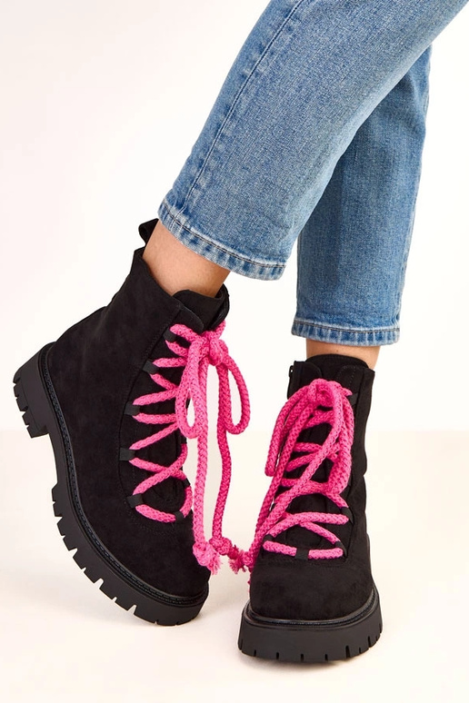 Stivaletti neri con lacci rosa... Stivaletti neri con lacci rosa...