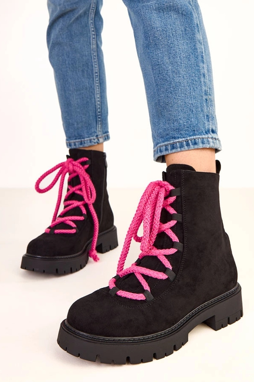 Stivaletti neri con lacci rosa... Stivaletti neri con lacci rosa...