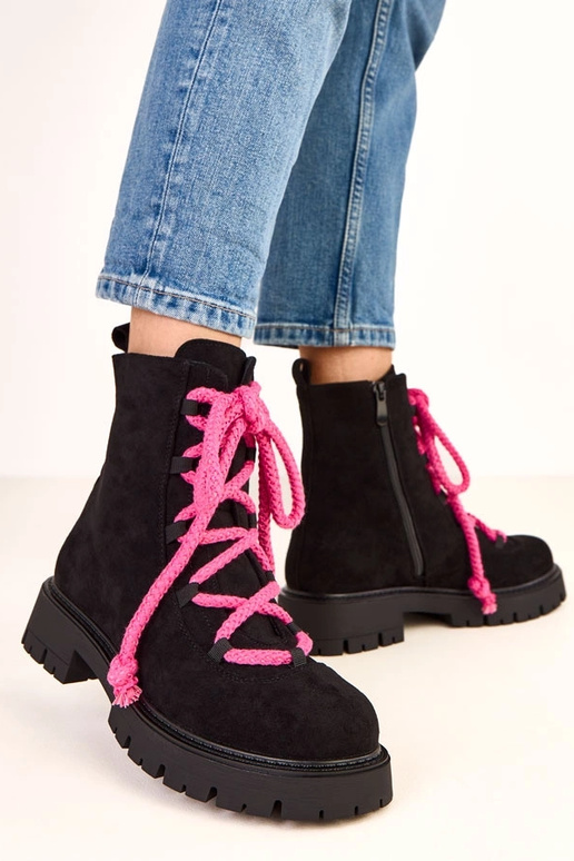 Stivaletti neri con lacci rosa... Stivaletti neri con lacci rosa...