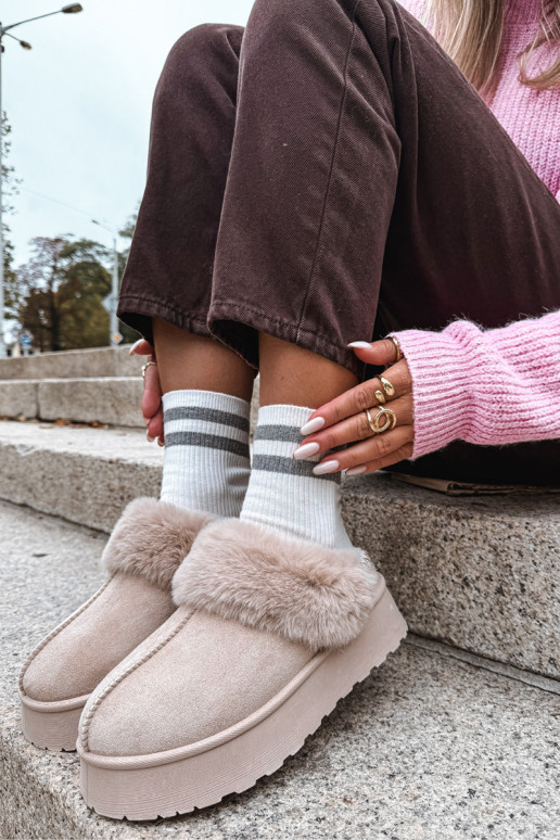 Stivali da neve Femminile con una piattaforma con una pelliccia I Haftem beige Querina Stivali da neve Femminile con una piattaforma con una pelliccia I Haftem beige Querina