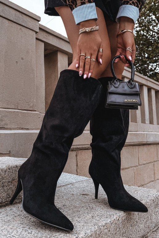 Un modello convincente stivali da donna con tacchi sottiliin ecopelle scamosciatau colore nero Noretta Un modello convincente stivali da donna con tacchi sottiliin ecopelle scamosciatau colore nero Noretta