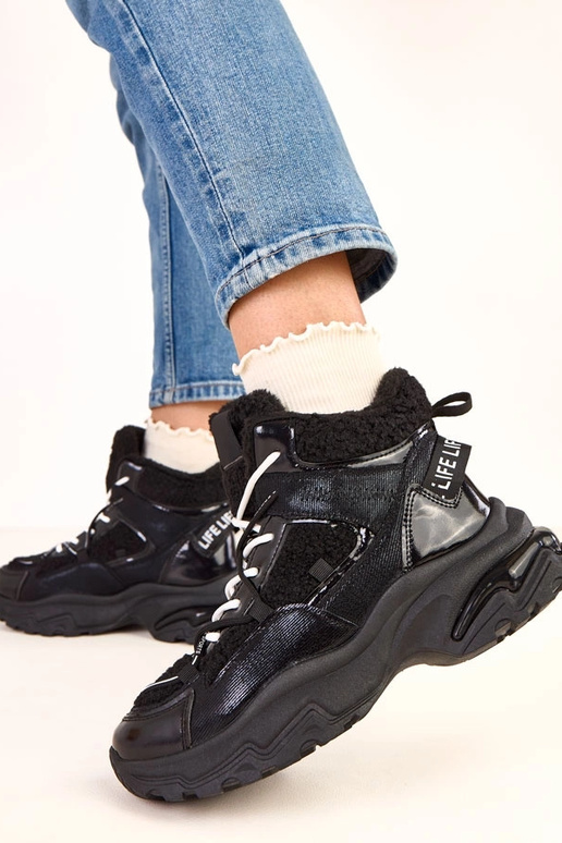 Scarpe sportive nere con lacci e... Scarpe sportive nere con lacci e...