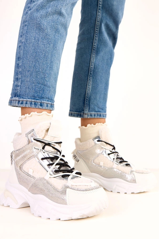 Scarpe sportive bianche con lacci e... Scarpe sportive bianche con lacci e...