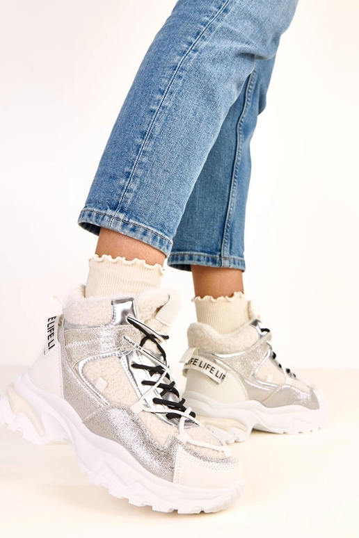 Scarpe sportive bianche con lacci e... Scarpe sportive bianche con lacci e...