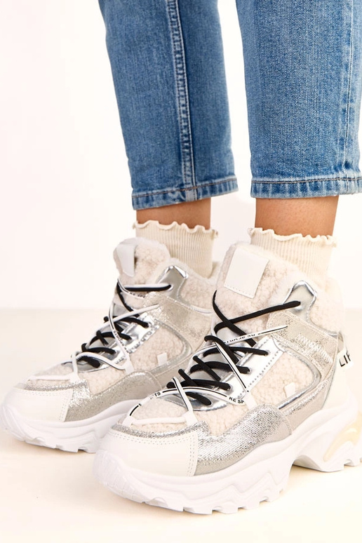 Scarpe sportive bianche con lacci e... Scarpe sportive bianche con lacci e...