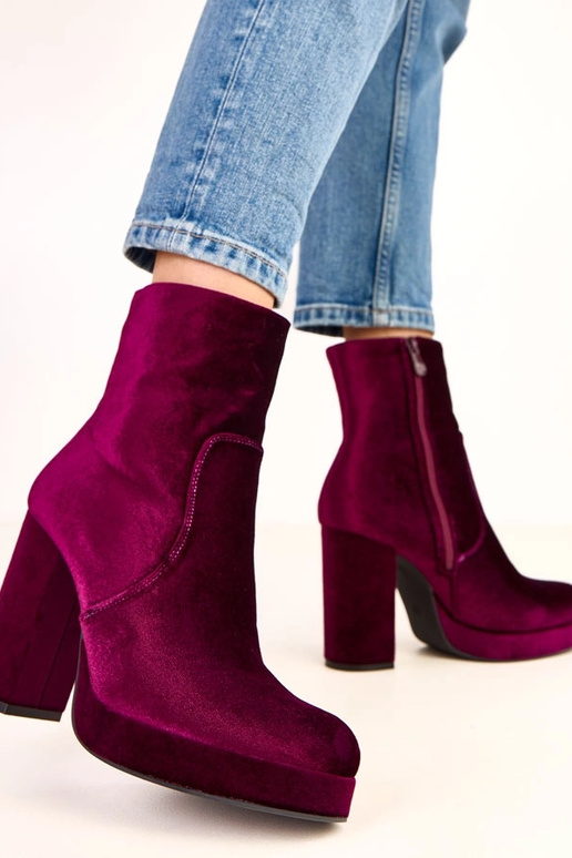 Stivaletti viola con tacco spesso e... Stivaletti viola con tacco spesso e...