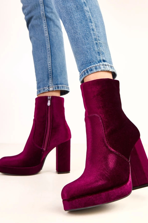 Stivaletti viola con tacco spesso e... Stivaletti viola con tacco spesso e...