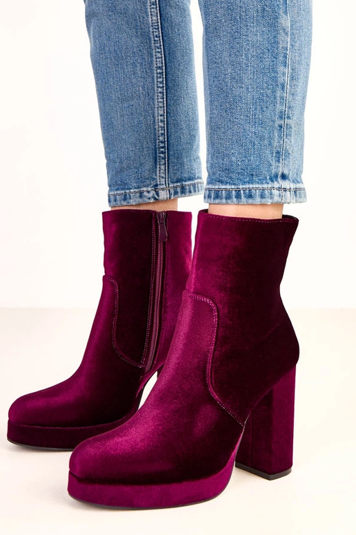 Stivaletti viola con tacco spesso e... Stivaletti viola con tacco spesso e...