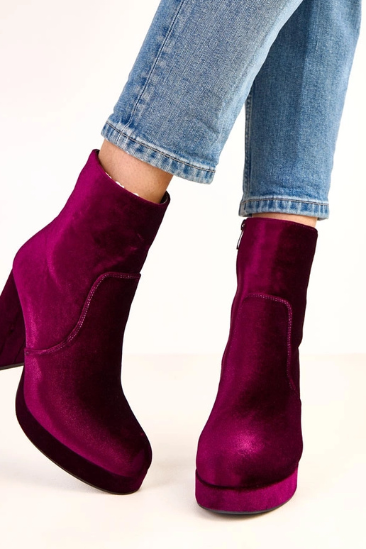 Stivaletti viola con tacco spesso e... Stivaletti viola con tacco spesso e...