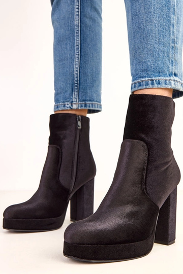 Stivaletti neri con tacco...