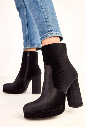 Stivaletti neri con tacco... 2