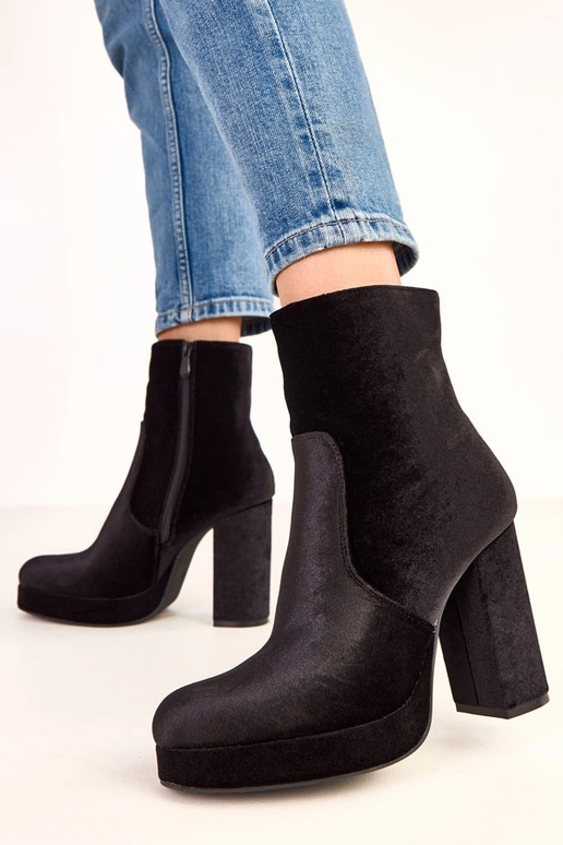 Stivaletti neri con tacco spesso e... Stivaletti neri con tacco spesso e...