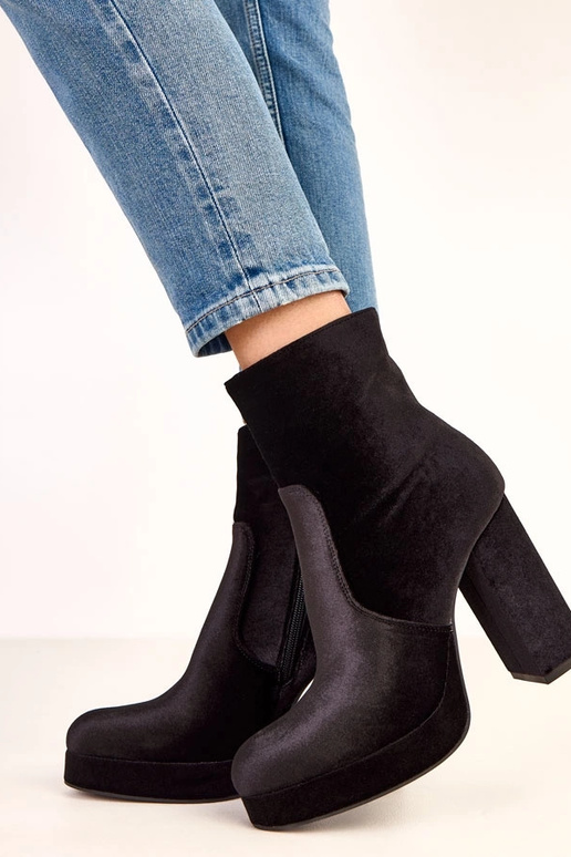 Stivaletti neri con tacco spesso e... Stivaletti neri con tacco spesso e...