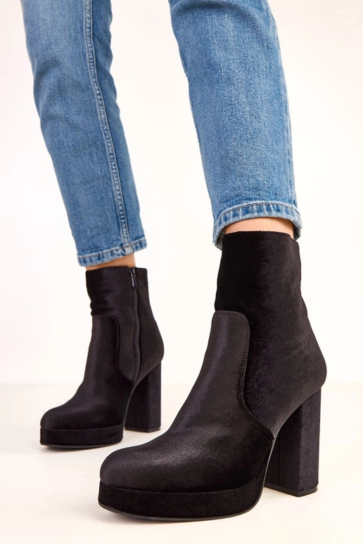 Stivaletti neri con tacco spesso e... Stivaletti neri con tacco spesso e...