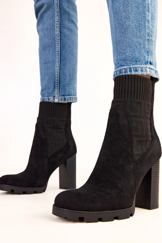 Stivaletti neri con tacco spesso e... Stivaletti neri con tacco spesso e...