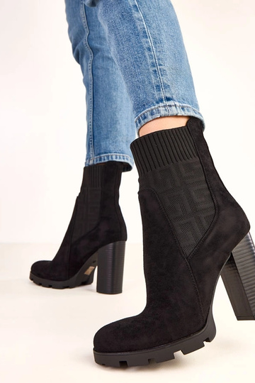 Stivaletti neri con tacco... 2