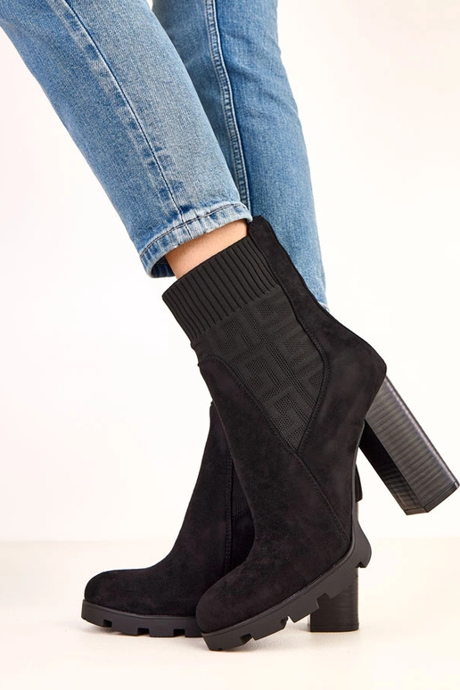 Stivaletti neri con tacco spesso e... Stivaletti neri con tacco spesso e...