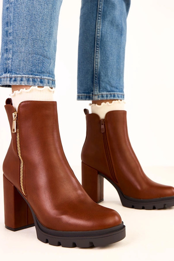 Stivaletti marroni con...