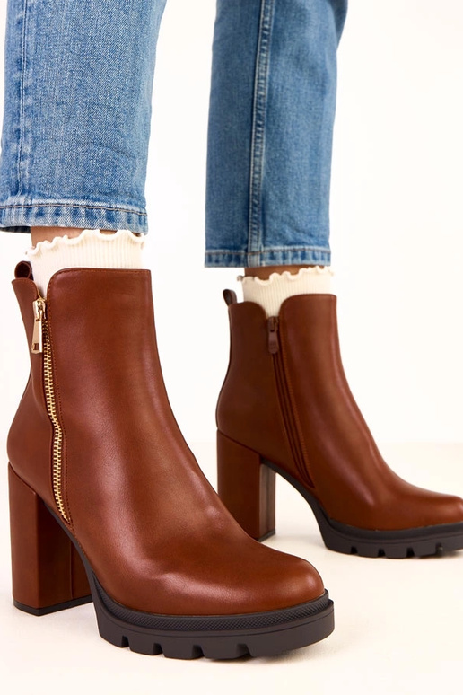 Stivaletti marroni con tacco spesso Kage Stivaletti marroni con tacco spesso Kage