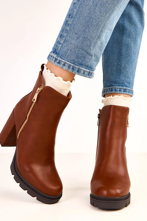 Stivaletti marroni con tacco spesso Kage Stivaletti marroni con tacco spesso Kage