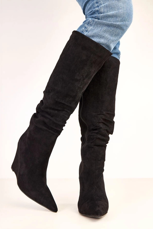 Stivali alti neri su piattaforma... Stivali alti neri su piattaforma...