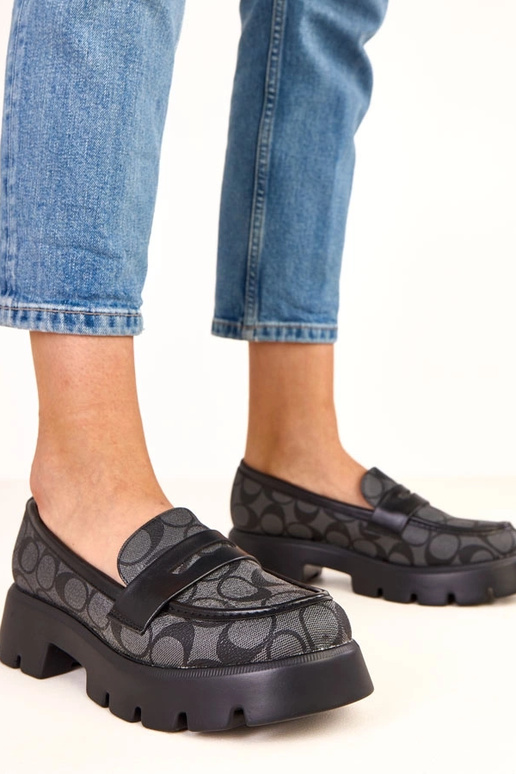 Mocassini neri con motivo geometrico...