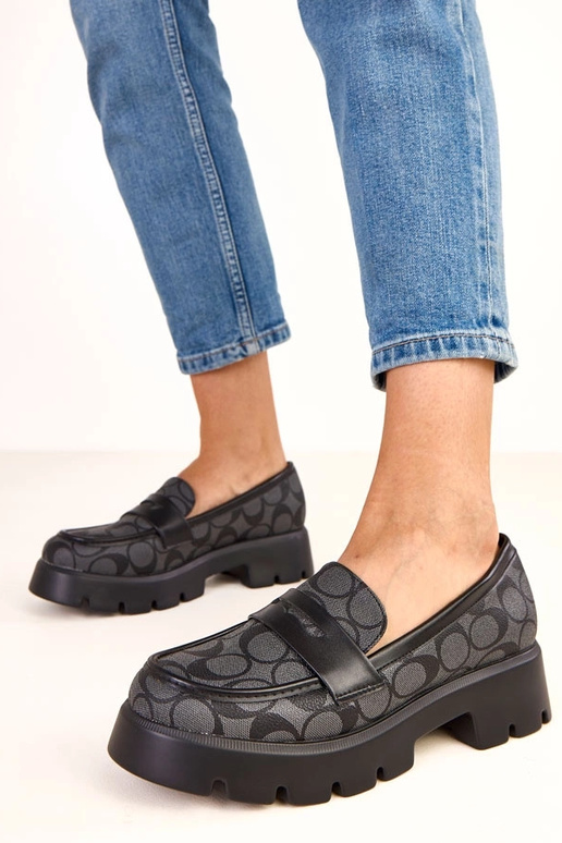 Mocassini neri con motivo geometrico...