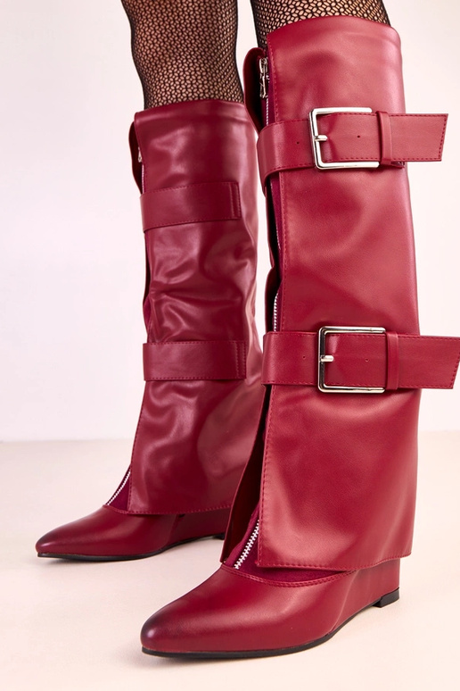 Stivali alti rossi su piattaforma con... Stivali alti rossi su piattaforma con...