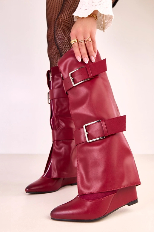 Stivali alti rossi su piattaforma con... Stivali alti rossi su piattaforma con...