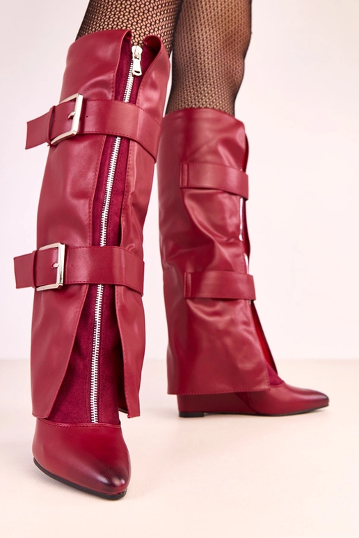 Stivali alti rossi su piattaforma con... Stivali alti rossi su piattaforma con...