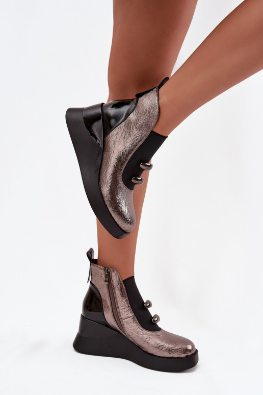 Stivali da donna Su un cuneo D&A MR52-106 Design metallico Stivali da donna Su un cuneo D&A MR52-106 Design metallico