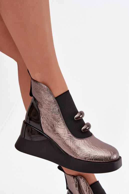 Stivali da donna Su un cuneo D&A MR52-106 Design metallico Stivali da donna Su un cuneo D&A MR52-106 Design metallico