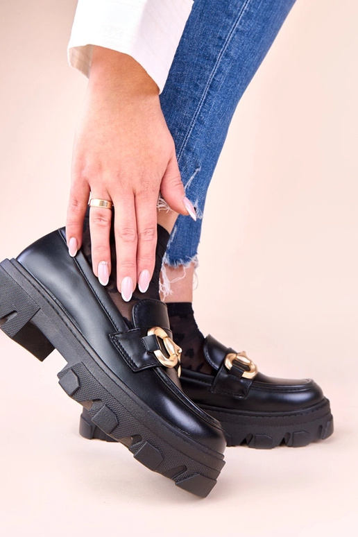 Mocassini neri con decorazione dorata...