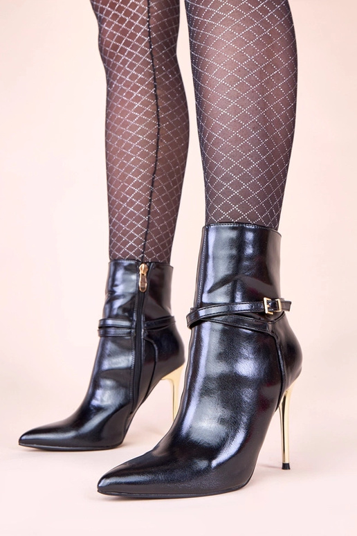 Stivaletti neri su tacco sottile...