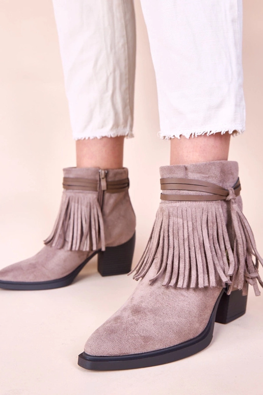 Stivaletti sabbia su tacco con frange...