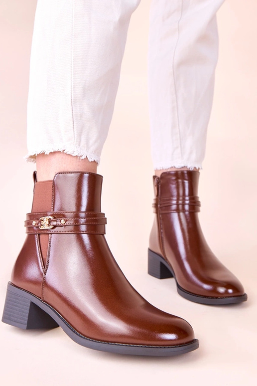 Stivaletti marroni con tacco e fascia...