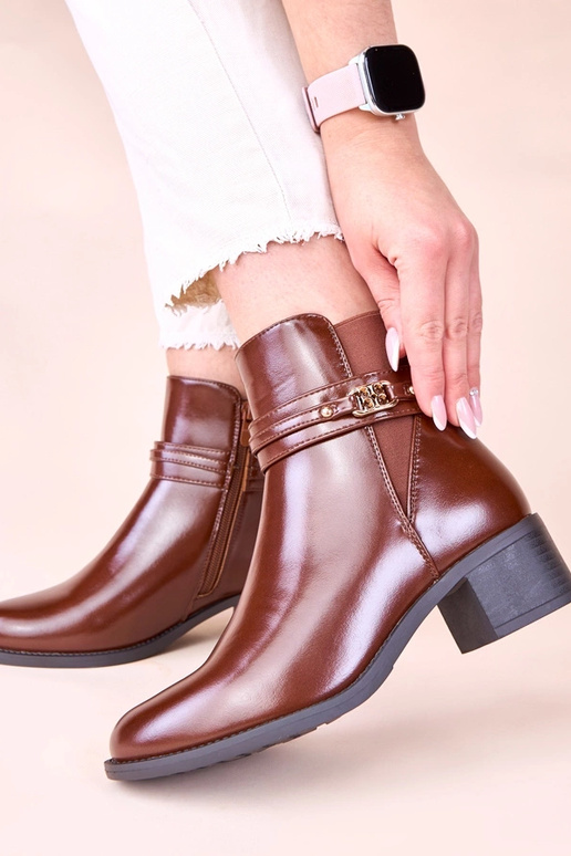 Stivaletti marroni con tacco e fascia...