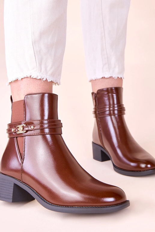 Stivaletti marroni con tacco e fascia...