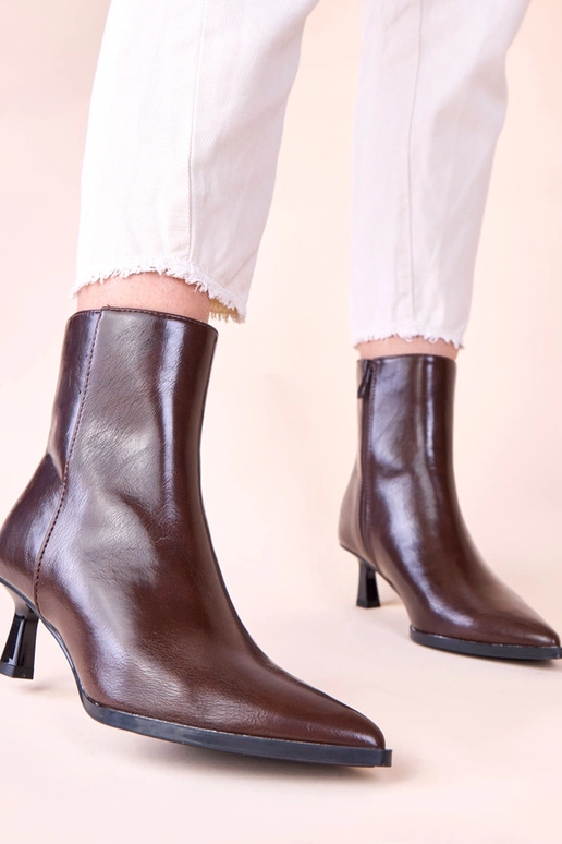 Stivaletti marroni con tacco a spillo...